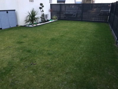 Mon gazon de derrière a beaucoup souffert sur la zone ou la terre a était étalée par un engin de chantier (herbe qui a énormément jaunies et qui ne pousse pas , l’eau a du mal à pénétrer.. et c’est également sur cette zone qu’en été le gazon pousse très peu (en hauteur) donc je pense qu’un bon carottage s’impose au printemps..
