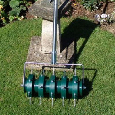 Rouleau aérateur pour gazon