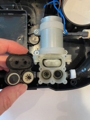 Partie supérieure de la pompe (on distingue les 4 valves).